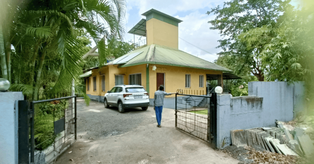 गिरीवन रिसॉर्ट पुणे | लक्झरी Bungalow in गिरीवन मुळशी – Lakshmi Holiday Home 2 गिरीवन रिसॉर्ट पुणे मधील Lakshmi Holiday Home bungalow चे प्रवेशद्वार आणि शांत निसर्गरम्य वातावरण