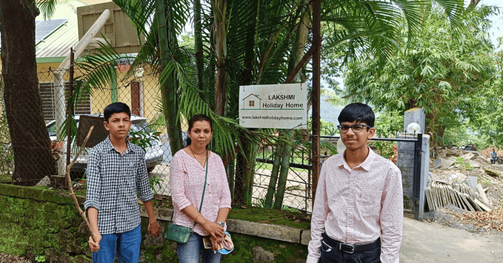 गिरीवन रिसॉर्ट पुणे | लक्झरी Bungalow in गिरीवन मुळशी – Lakshmi Holiday Home 18 गिरीवन रिसॉर्ट पुणे मधील Lakshmi Holiday Home येथे आलेले पर्यटक आणि निसर्गरम्य प्रवेश परिसर